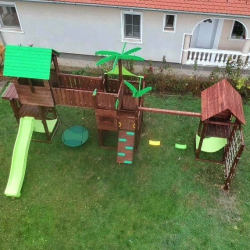 Több színes "LUXUS"  játszóvár pálmafákkal és nyugágyakkal