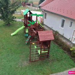 Több színes "LUXUS"  játszóvár pálmafákkal és nyugágyakkal